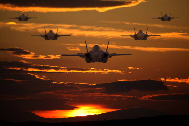 aviones de combate f-35 volando sobre las nubes - us marine corps fotografías e imágenes de stock