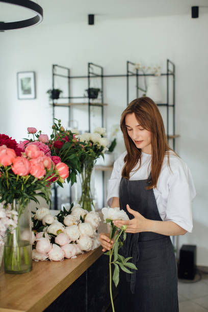 флорист женщина в рабочем пространстве цветочного магазина. - стоковое фото - store flower bouquet florist стоковые фото и изображения