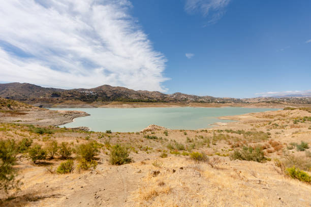 Extrema sequía del embalse del Burguillo. Sierra de Gredos. Ávila.