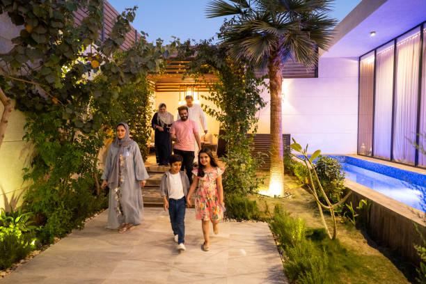istock Middle Eastern family in Riyadh courtyard at dusk 1429191551