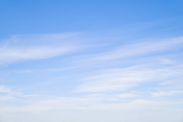 cielo azul con finas nubes de cirros, paisaje diurno - cirrus sky fantasy cloud fotografías e imágenes de stock