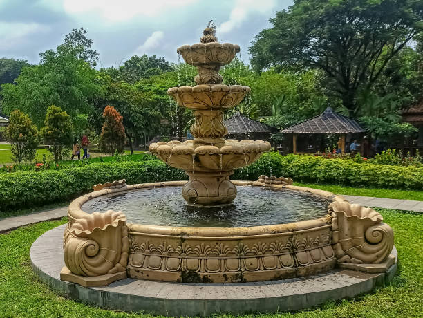 dekoracje ogrodowe - fountain in garden zdjęcia i obrazy z banku zdjęć