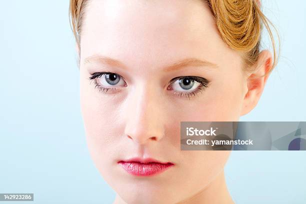 Gesicht Von Jungen Schönen Lady Stockfoto und mehr Bilder von Attraktive Frau - Attraktive Frau, Ausgebleicht, Blau