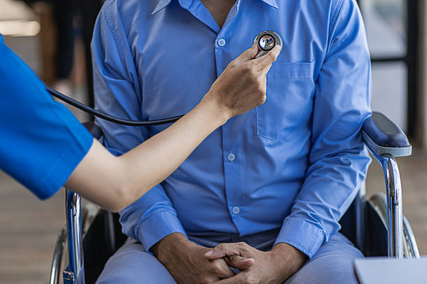 un medico donna dà consigli e auscultazione del cuore del paziente con uno stetoscopio in un ospedale. sanità e medicina - general practice foto e immagini stock