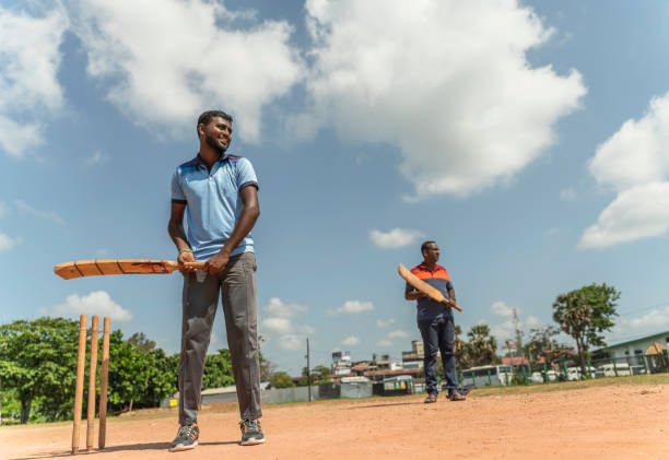 l’équipe de rue jouant au cricket au sri lanka. les batteurs défendent la base - frapper la balle avec une chauve-souris. - sport of cricket cricket player cricket bat batting photos et images de collection