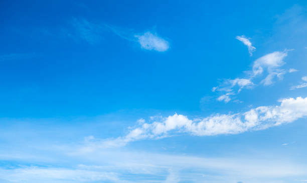 日光の自然な背景を持つ美しい青い空と雲。広大な青空と雲空。 - 澄んだ空 ストックフォトと画像