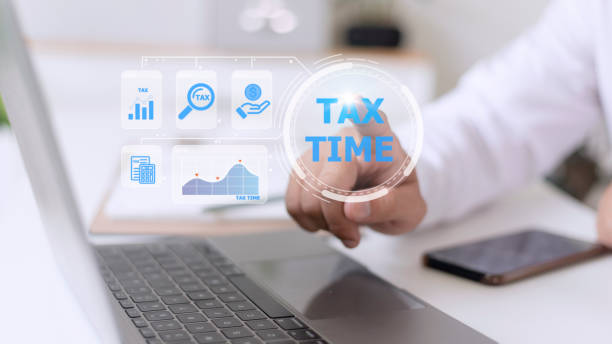Businessman using the laptop to fill in the income tax online return form for payment. Financial research,government taxes and calculation tax return concept. Tax Time empresario que usa la computadora portátil para completar el formulario de declaración de impuestos en línea para el pago. investigación financiera, impuestos gubernamentales y concepto de declaración de impuestos de cálculo. tiempo de impuestos