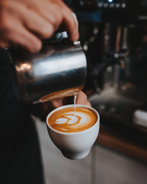 カプチーノコーヒーを淹れるプロセスのクローズアップ - cup coffee pot coffee coffee cup ストックフォトと画像