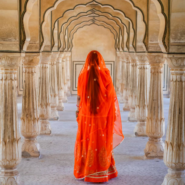 고대 라자스탄 궁전 중 한 곳에서 포즈를 취하는 젊은 인도 여성 - jaipur amber fort column amber palace 뉴스 사진 이미지
