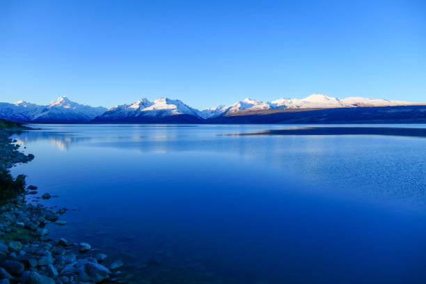 잔잔하고 잔물결 같은 물 - mountain peak mt cook mountain maori 뉴스 사진 이미지