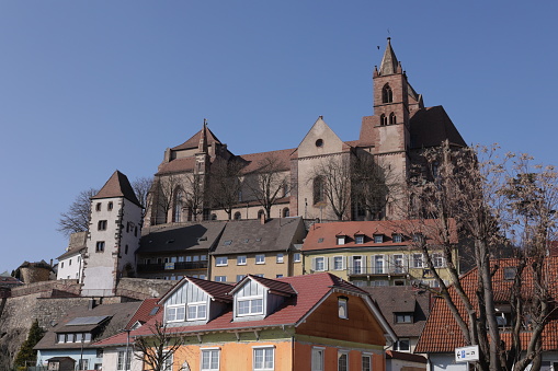 März 22, 2022, Breisach am Rhein: View of the Minster St. Stephan on the castle hill of the city of Breisach am Rhein