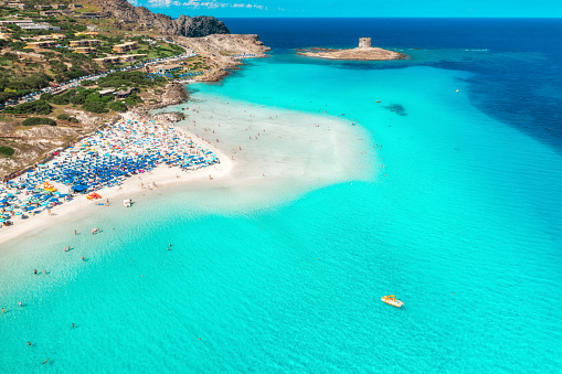Vista superior del hermoso paisaje marino. Vista aérea de la popular playa de arena blanca La Pelosa y gente nadando en aguas azules transparentes. Cerdeña, Italia photo