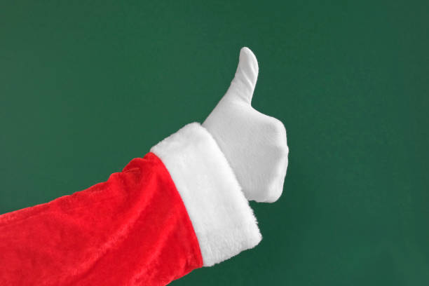 mani di babbo natale che fanno il segno thumg up e il gesto ok isolati su sfondo verde. chiudi. congratulazioni di natale. schermo chroma key. tutto è buono. proposta di prodotto. simbolo simile - santa claus waving christmas photography foto e immagini stock