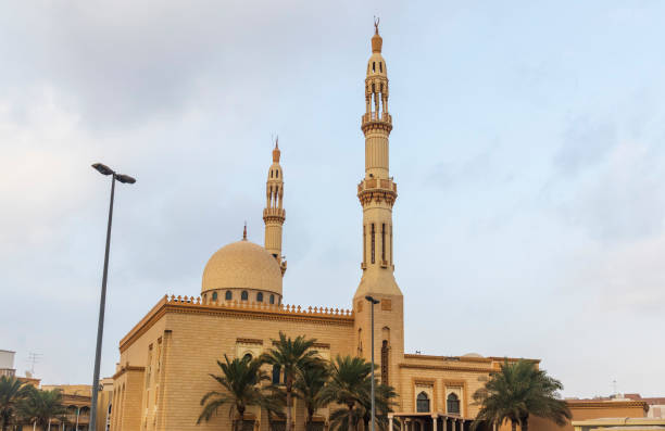 dubaj, zjednoczone emiraty arabskie - 22.12.2021 - ujęcie minaretu z zachmurzonym niebem na tle w dzielnicy satwa. stare miasto - 7911 zdjęcia i obrazy z banku zdjęć