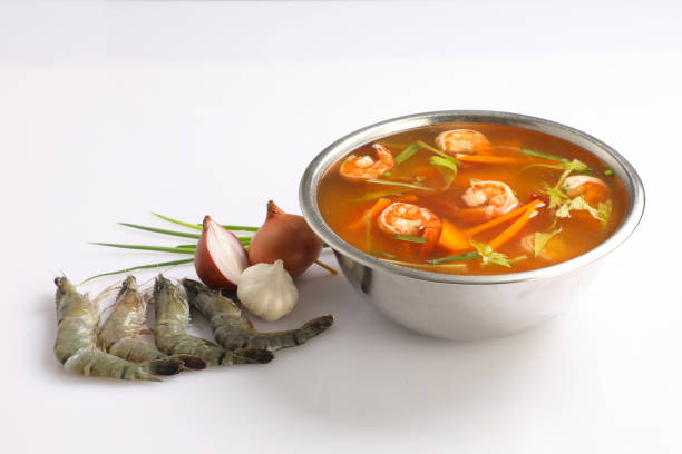 zuppa tailandese piccante - tom tom yum meal soup foto e immagini stock