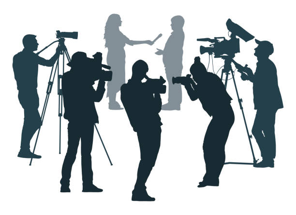 取材中のジャーナリスト、シルエット。記者会見、記者。ビデオカメラと写真カメラを持っている人。ベクターイラストレーション - press conference microphone interview silhouette点のイラスト素材／クリップアート素材／マンガ素材／アイコン素材