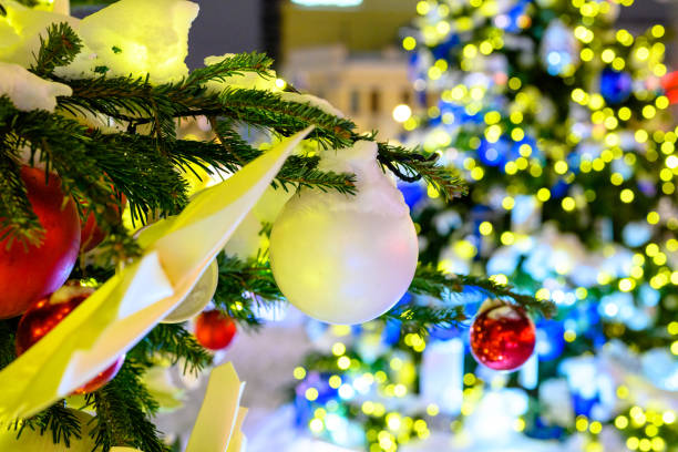 weihnachtsspielzeug im schnee am baum. - star shape illuminated christmas christmas market stock-fotos und bilder