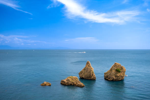 vista panoramica delle rocce nel mare di fronte alla città di vietri sul mare, nel sud italia - vietri sul mare foto e immagini stock