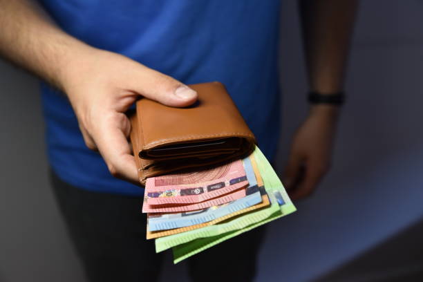 istock a purse with money in it 1429378771