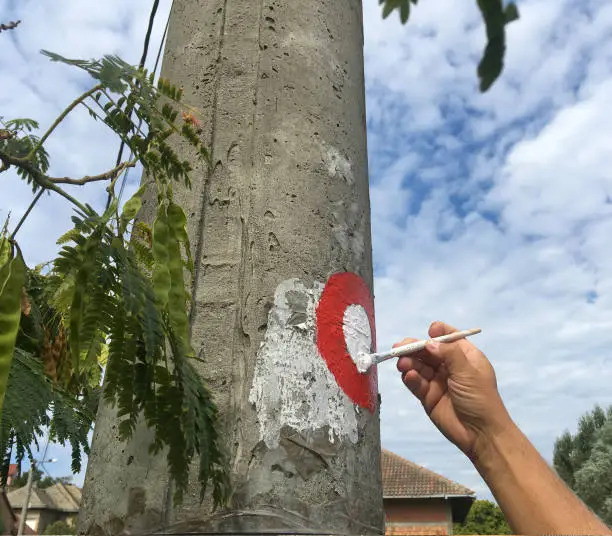 drawing an mountaineering sign on a concrete pillar
