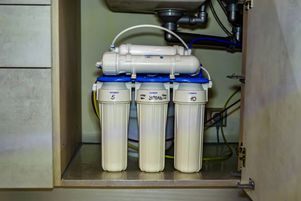 sistema de filtro de agua para el hogar en la cocina de fondo - distilled water fotografías e imágenes de stock