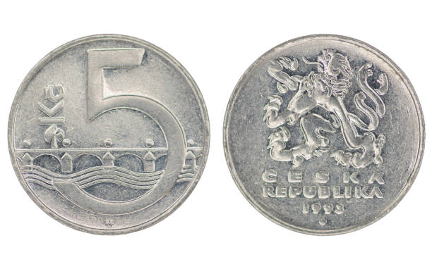 5 tschechische krone (czk) münze mit beiden seiten auf isoliertem weißem hintergrund - czech culture currency wealth coin stock-fotos und bilder