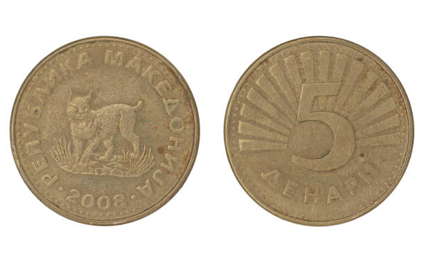 5 mazedonische denar (mkd) münze mit beiden seiten auf isoliertem weißem hintergrund - denar stock-fotos und bilder