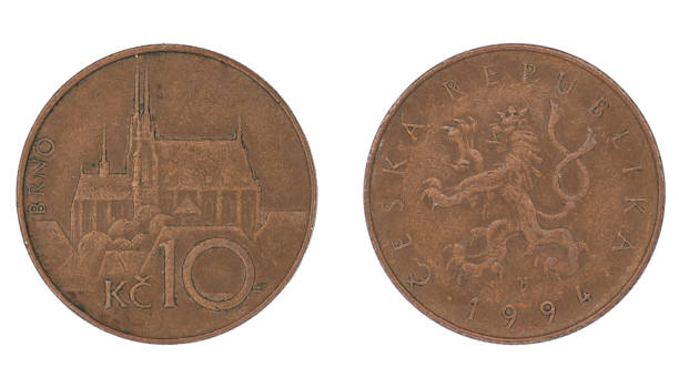 10 tschechische krone (czk) münze mit beiden seiten auf isoliertem weißem hintergrund - czech culture currency wealth coin stock-fotos und bilder