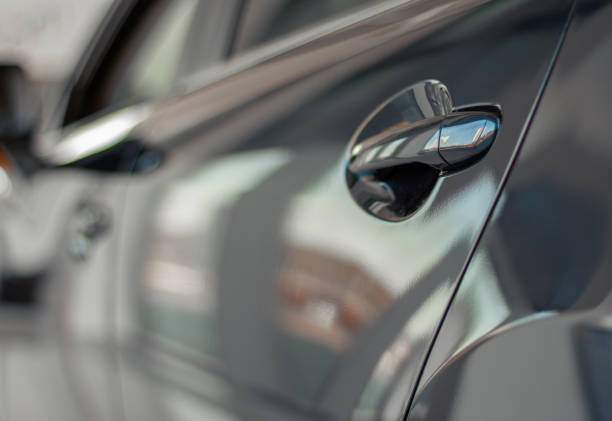 close up photo of grey car door handle in autoshow - shiny chrome car vehicle door imagens e fotografias de stock