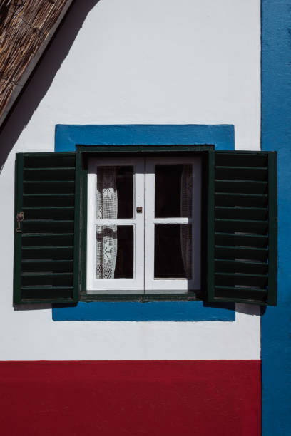 fenêtre de maison traditionnelle à santana, île de madère - madeira funchal house cottage photos et images de collection