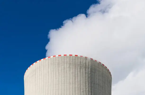 Waste heat rejection from nuclear power plant to air by water evaporation in concrete structure