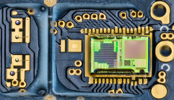 Closeup of green die inside integrated circuit of optical computer mouse Electronic photodiode array or gold wires on blue PCB detail of optoelectronic Darkfield laser image sensor. Microelectronics photodiode stock pictures, royalty-free photos & images