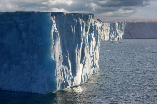 bråsvellbreen glacier in svalbard - icecap imagens e fotografias de stock