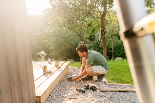 carpenter installing decking boards - redecoration imagens e fotografias de stock