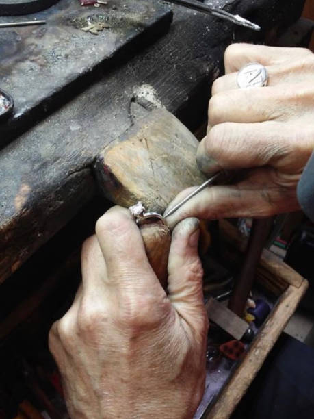 las manos de un joyero de banco haciendo un anillo de diamantes - jewelry craftsperson craft jeweller fotografías e imágenes de stock