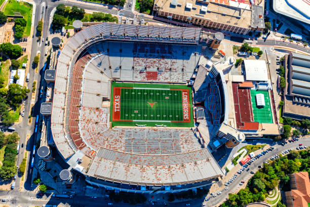 darrell k royal - texas memorial stadium antenne - texas longhorns stock-fotos und bilder