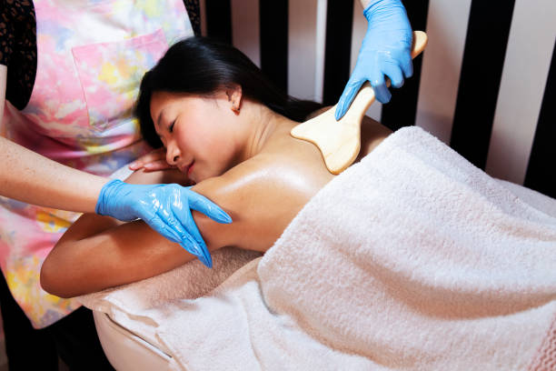 mujer recibiendo un masaje con una espátula de madera - body care make up spa treatment zen like fotografías e imágenes de stock