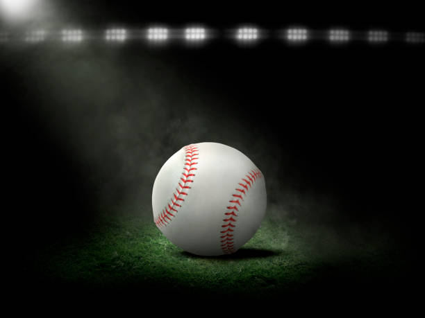 baseball di notte sotto le luci dello stadio - baseball field grass baseballs foto e immagini stock