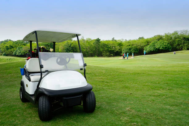 golfcar dans un beau parcours de golf dans le parcours de golf du soir avec soleil - golf cart golf bag horizontal outdoors photos et images de collection