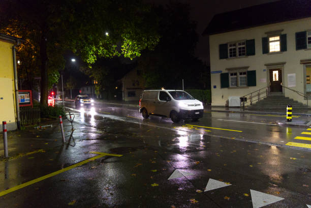 scena notturna nella città svizzera con luci sfocate. - street furniture traffic lighting equipment urban scene foto e immagini stock