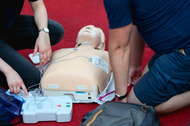 capacitación de primeros auxilios - cpr first aid paramedic rescue fotografías e imágenes de stock