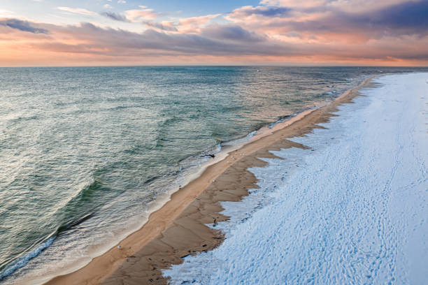Ostsee Wellen im Winter Schnee und Eis Strand
