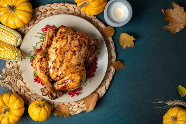 frango assado no dia de ação de graças. frango assado ou peru com alecrim de ervas e frutas e abóboras para o jantar de ação de graças em mesa escura. cenários de mesa festiva para o dia de ação de graças - autumn leaf thanksgiving falling - fotografias e filmes do acervo