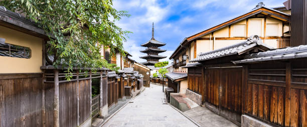 simbolo turistico di kyoto in giappone - città di kyoto foto e immagini stock