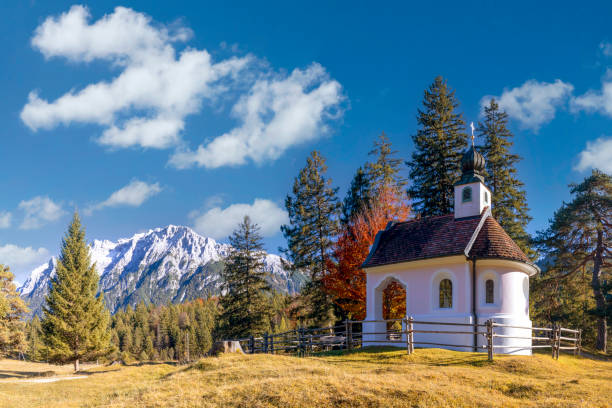 marienkapelle in der nähe des lautersees mit karwendel im hintergrund. kapelle maria königin - weiler im allgau stock-fotos und bilder