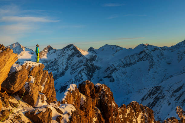 un uomo in cima a una montagna che guarda la vista - inspiration cold motivation passion foto e immagini stock