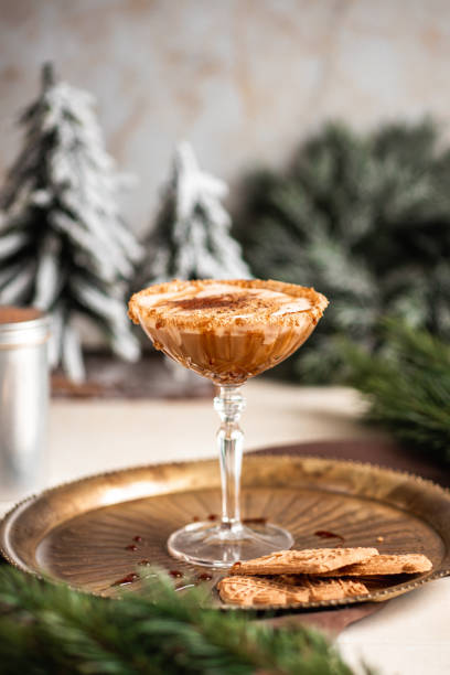 christmas cocktail drink caramel white russian espresso martini with cinnamon cream in winter scene - dessert ready to eat creme brulee food imagens e fotografias de stock