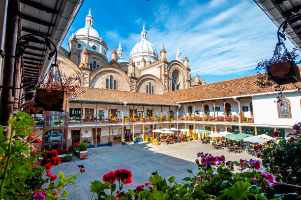 la catedral de concepción inmaculada fue construida sobre la base de la basílica de san pedro en roma - cuenca fotografías e imágenes de stock