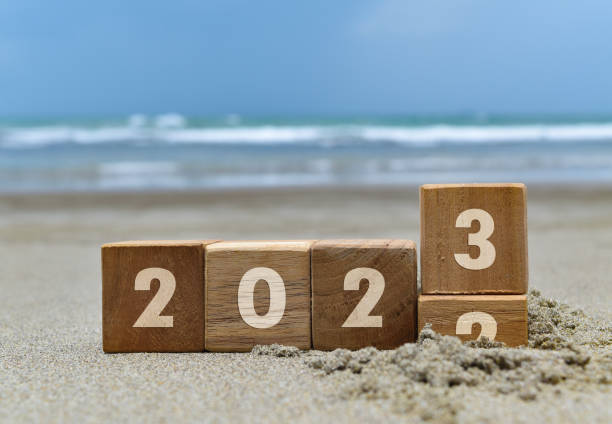feliz ano novo 2023 fundo com cubo de madeira na praia - year block cube new years eve - fotografias e filmes do acervo