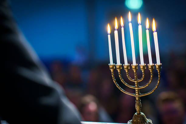 menorá en la habitación con 7 brazos símbolo de janucá, enfoque selectivo - menorah hanukkah israel judaism fotografías e imágenes de stock